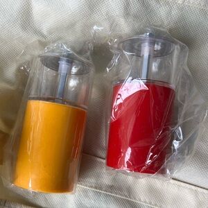 Very Rare~Vintage salt and pepper grinder shaker set- retro unused
Price firm